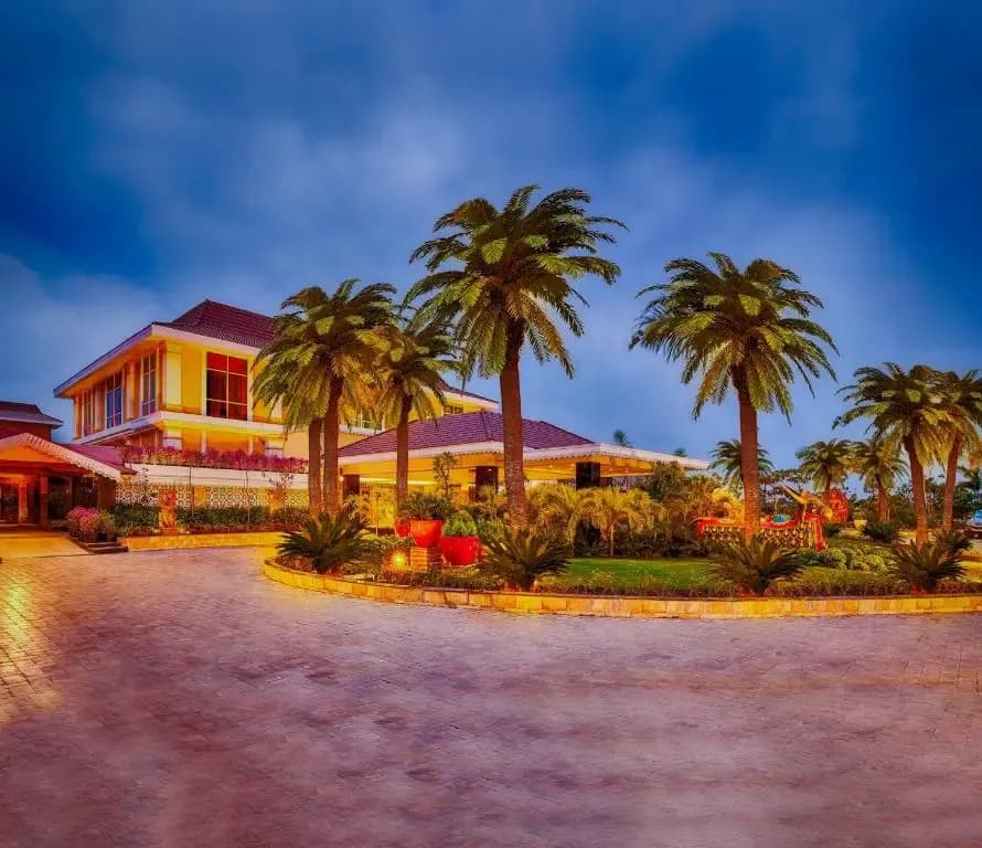 Mayfair Lake Resort grounds